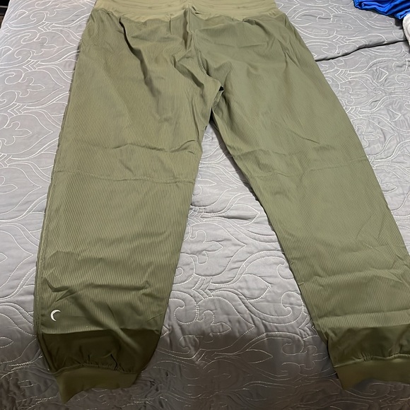 ZYIA active olive joggers with pockets and drawstring. NWOT. Never worn/washed - Picture 3 of 5